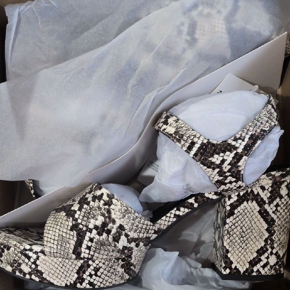 Amazon Essentials Faux Snakeskin Heels